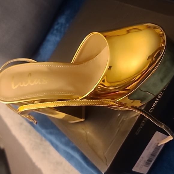 Shoes - Picture 3 of 8